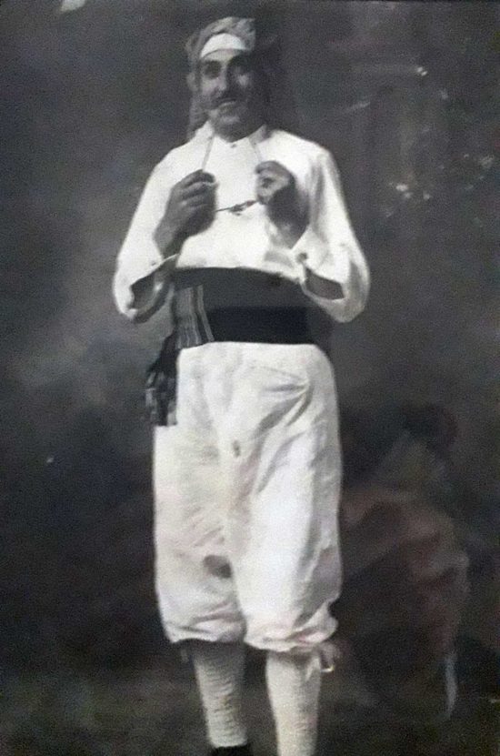 Primo Nocilli in divisa di “ciuffo” dei facchini di Santa Rosa