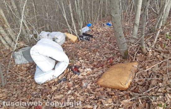 Viterbo - L'immondizia abbandonata sulla Canepinese