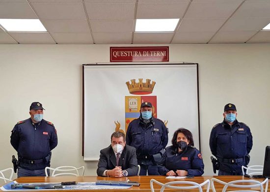 Terni - Polizia - Distrugge la casa della compagna e la prende a sprangate - La conferenza per l'arresto