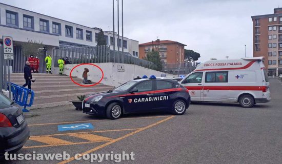 Giovane in ginocchio sulle scale del tribunale