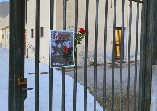 Una rosa davanti agli istituti superiori per ricordare le Foibe 