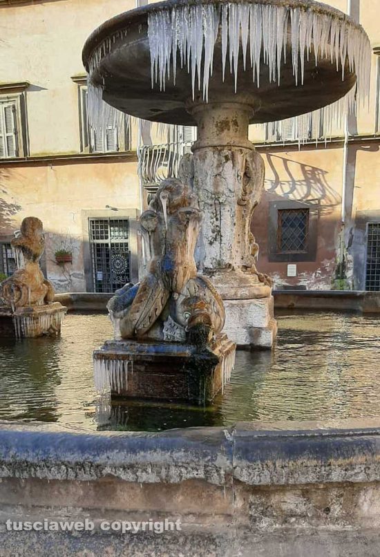 Tuscania - Fontana gelata a piazza del Duomo