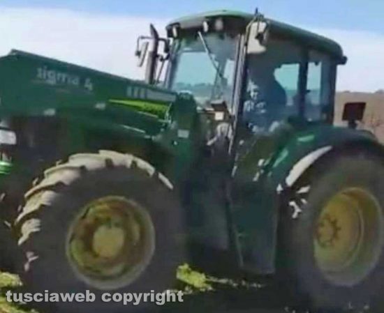 Rubano un trattore e un dissodatore