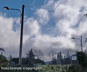 Viterbo - Lampioni accesi in pieno giorno in via Santa Maria in Gradi