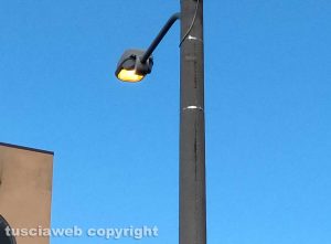 Viterbo - Lampioni accesi in pieno giorno in via Santa Maria in Gradi