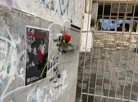 Una rosa davanti agli istituti superiori per ricordare le Foibe 