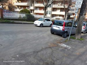 Viterbo - Auto parcheggiate in modo ad creare disagio in via Monte Cervino