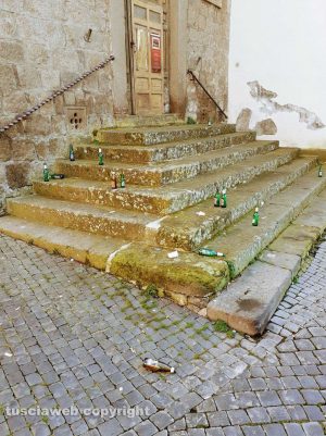 Viterbo - Bottiglie davanti alla chiesa di San Marco