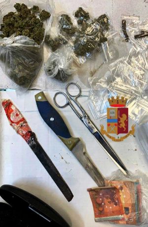 Napoli - Trovati tre uomini in casa con 9 stecche di hashish, 40 grammi di marijuana