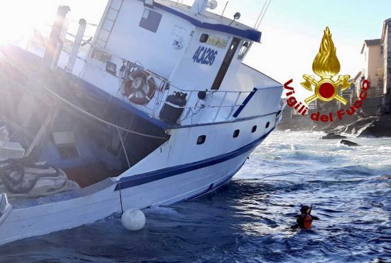 Il peschereccio incagliato