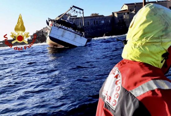 Il peschereccio incagliato