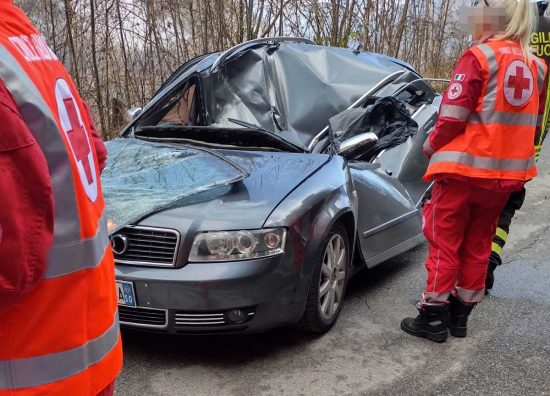 L'auto schiacciata dal costone di roccia
