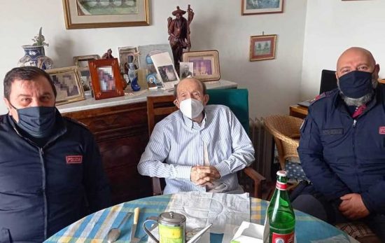 Gli agenti a casa del signor Carlo