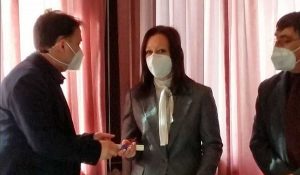 Maddalena Lattanzi ritira l'onorificenza conferita al padre Mario