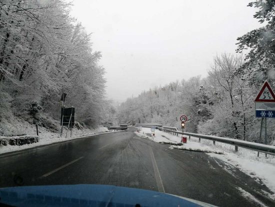 La polizia stradale su una strada ghiacciata