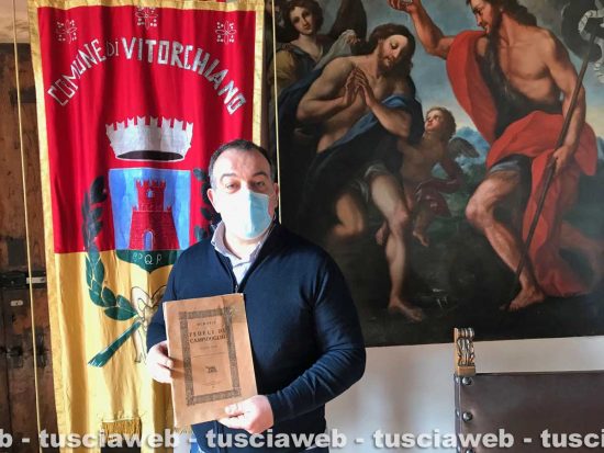 I sindaco di Vitorchiano Grassotti con una pubblicazione ritrovata