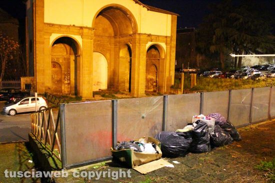 Viterbo - I sacchi lasciati a Santa Maria delle Fortezze