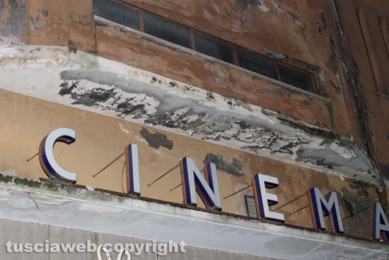 Viterbo - Calcinacci giù dal cinema Metropolitan