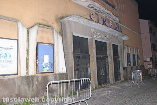 Viterbo - Calcinacci giù dal cinema Metropolitan