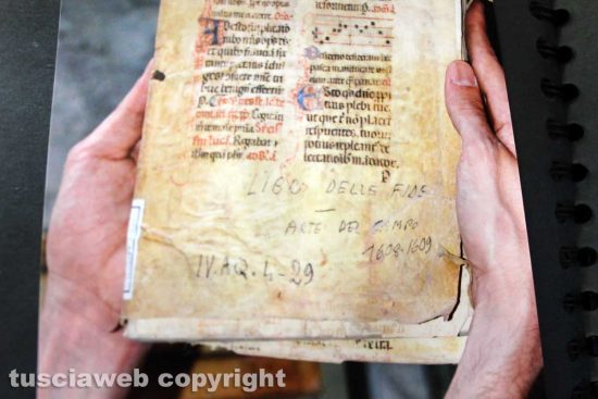 Viterbo - Il degrado della biblioteca comunale prima del salvataggio dei libri