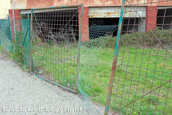 Viterbo - La recinzione attorno all'ex caserma di via Palmanova