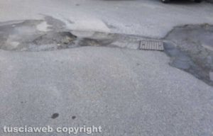 Viterbo - Strade dissestate in via Santa Lucia