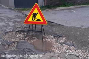 Viterbo - Buche in via delle Caprarecce