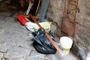 Viterbo - Rifiuti in via degli Scalzi