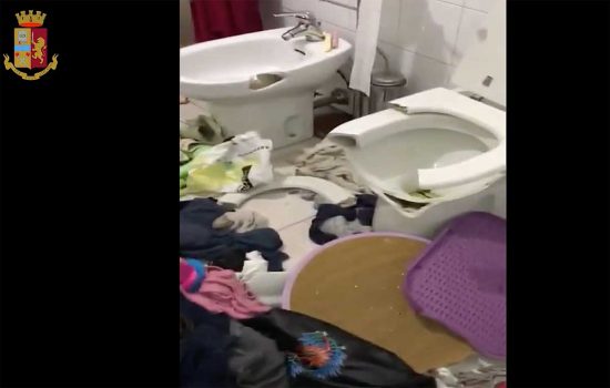 Terni - Polizia - Distrugge la casa della compagna