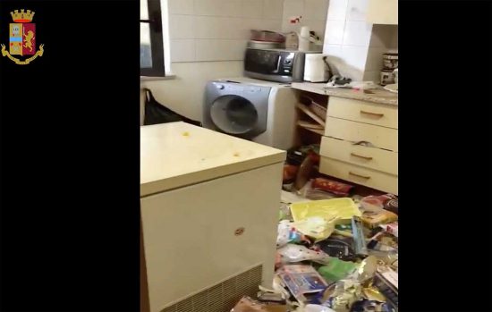 Terni - Polizia - Distrugge la casa della compagna