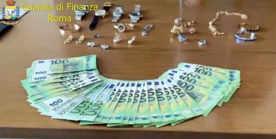 Roma - La merce rubata recuperata dalla finanza