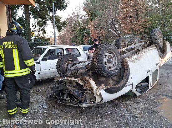 Montefiascone - Auto finisce contro un palo e cappotta