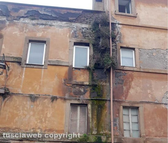 Viterbo - Cade intonaco dall'ospedale vecchio