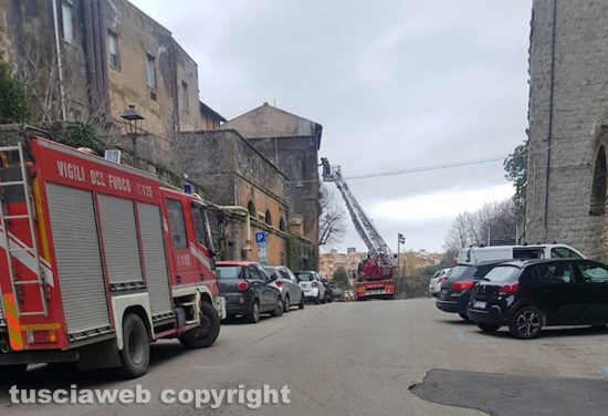 Viterbo - Cade intonaco dall'ospedale vecchio