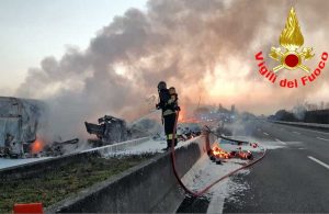Brescia - Vigili del fuoco - Autoarticolati a fuoco
