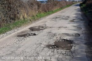 Viterbo - Buche su strada Castiglione