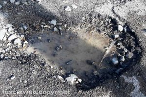 Viterbo - Buche su strada Castiglione
