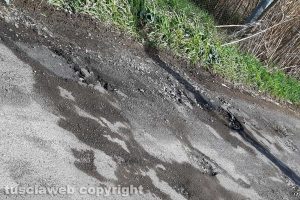 Viterbo - Buche su strada Castiglione