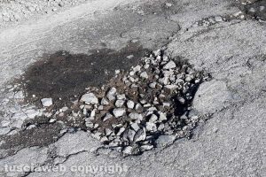 Viterbo - Buche su strada Castiglione
