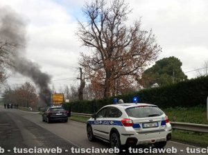Viterbo - Auto in fiamme sulla Cassia Nord