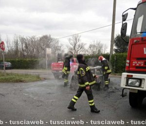 Viterbo - Auto in fiamme sulla Cassia Nord