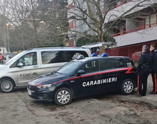 Viterbo - Via Carlo Cattaneo - I carabinieri e l'agenzia funebre sul posto