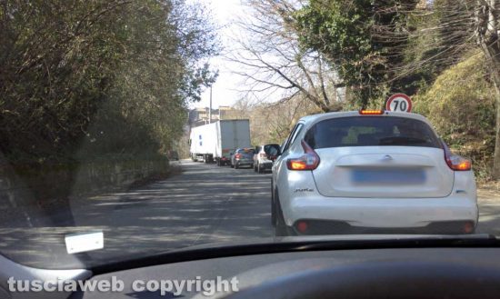 Le auto in coda sulla strada Ortana