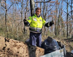 Orte - I volontari ripuliscono il bosco di Castel Bagnolo