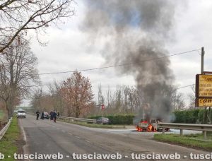 Viterbo - Auto in fiamme sulla Cassia Nord
