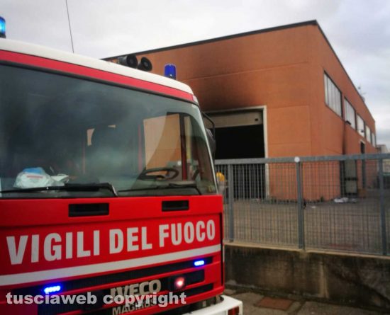 Viterbo - Capannone in fiamme al Poggino - Intervento dei vigili del fuoco