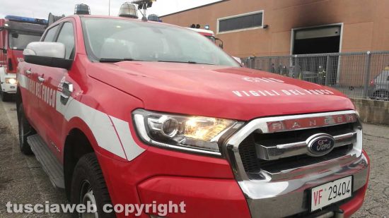 Viterbo - Capannone in fiamme al Poggino - Intervento dei vigili del fuoco