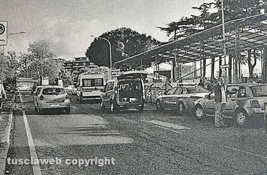 Feto nel cassonetto - La polizia in via Solieri