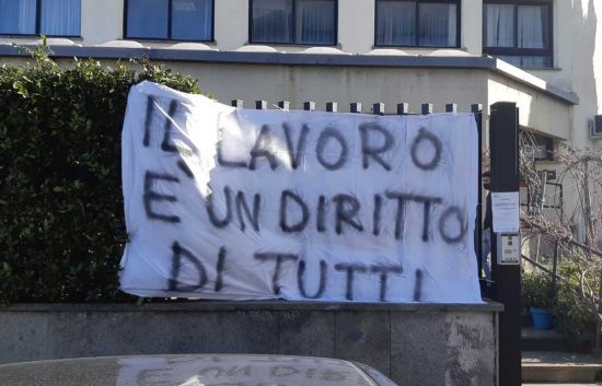 Viterbo - Gli striscioni di protesta dei lavoratori di Lazio Disco