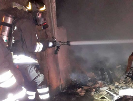 Ronciglione - Auto prende fuoco, evacuata una palazzina - I vigili del fuoco in azione
